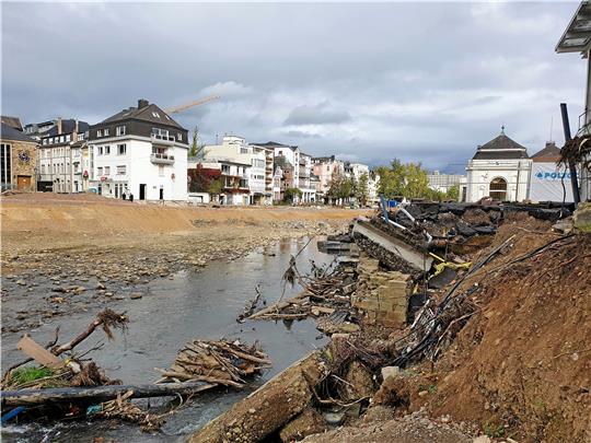 Blick vom Kurgarten über die Ahr zum Geschäftsviertel: Die Zerstörungen in Bad Neuenahr sind gewaltig, aber immerhin führen zwei Behelfsbrücken inzwischen wieder über den Fluss, und der Wiederaufbau der Uferpromenade hat begonnen.  Fotos: Sowa