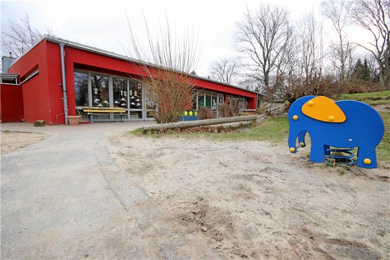 Bauausschuss für Neubau des Kindergartens in Othfresen Blick vom Spielgelände auf den Othfresener Regenbogen-Kindergarten. Das Gebäude stammt aus dem Jahr 1972 und ist 2011 um eine Krippe erweitert worden – es entspricht aber nicht mehr heutigen Vorgaben. Fotos: Gereke