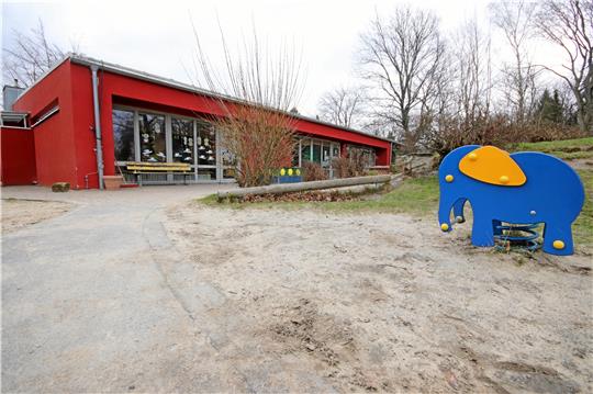 Blick vom Spielgelände auf den Othfresener Regenbogen-Kindergarten. Das Gebäude stammt aus dem Jahr 1972 und ist 2011 um eine Krippe erweitert worden – es entspricht aber nicht mehr heutigen Vorgaben.  Fotos: Gereke