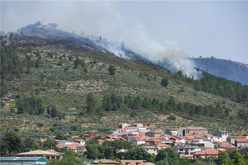 700 Menschen wegen Waldbrand in Spanien evakuiert Blick vom spanischen Ort Torrecilla de los Angeles auf den Brand.