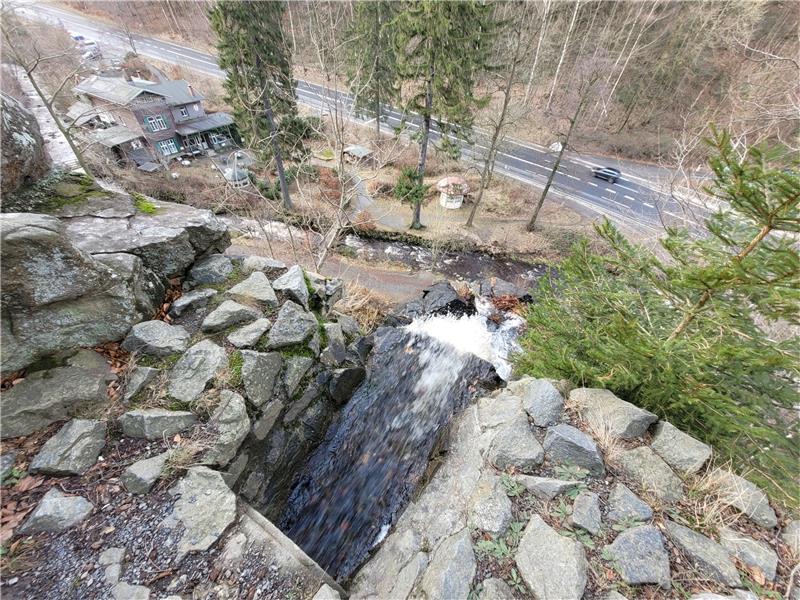 Radau-Wasserfall: Bad Harzburgs „Aushängeschild“ ist besitzerlos Blick von der Aussichtsplattform des Radau-Wasserfalls auf die Gaststätte von Adina Pages. Der Weg am Zulauf ist aktuell aus Sicherheitsgründen gesperrt. Fotos: Exner