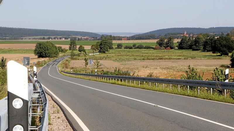 Blick von der Brücke der B 82-Anschlussstelle ins Lutter-Becker: Genau in der Mitte der Strecke zwischen Bundesstraße und Lutter könnte rechts und links der L 496 der Windpark entstehen.
