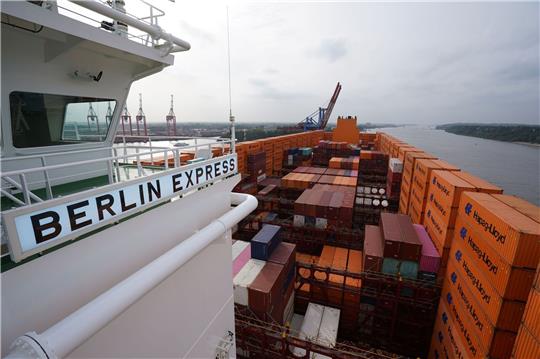 Blick von der Brücke über das Hapag-Lloyd-Containerschiff «Berlin Express» im Hamburger Hafen.