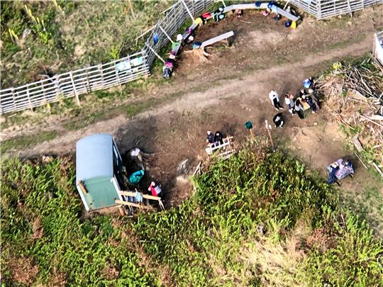 Blick von oben auf den Bauwagen. Hier ist die Klasse 4c der Goetheschule mit den letzten Pflanzarbeiten der Saison beschäftigt.  Fotos: Hartmann/Privat