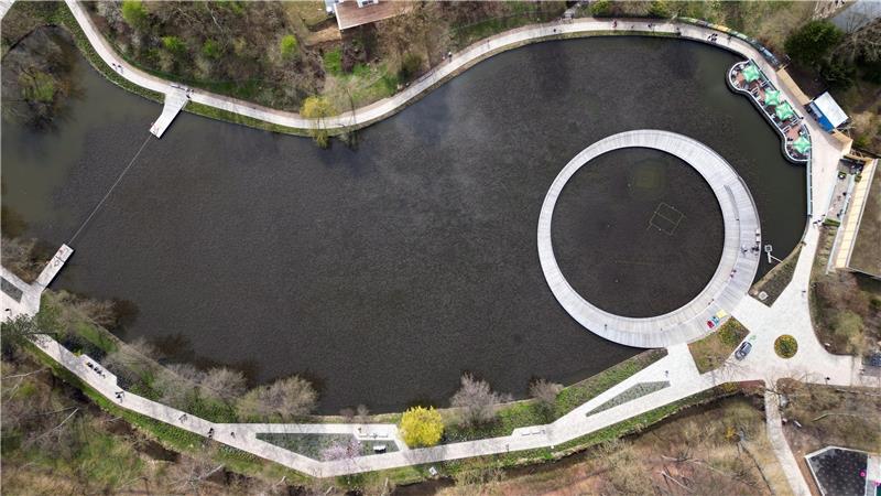 Blick von oben auf einen Osterbergsee: Bei der Umgestaltung im Vorfeld der Laga entsteht der Rundsteg.
