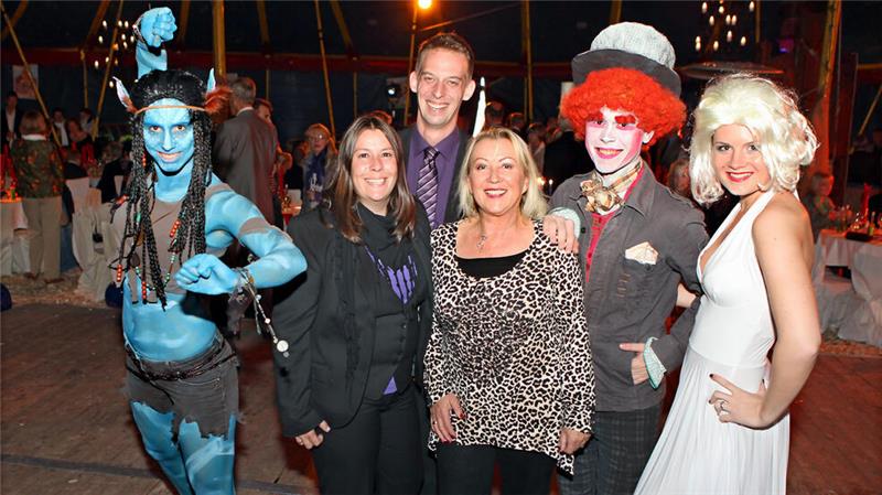 Start am 9. Dezember 1999: Das Cineplex feiert 25. Geburtstag Blick zurück auf die Feier zu 100 Wildmann-Kinojahren: Jill, Florian und Roswitha Wildmann bekommen Besuch aus der Film-Geschichte von Avatar, Willy Wonka und Marilyn Monroe.