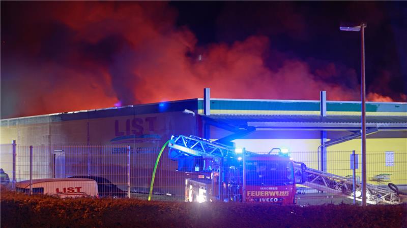 Blick zurück in den Dezember: Der Gastronomie-Großmarkt des Goslarer Unternehmens List in Quedlinburg steht in Flammen und brennt ab. Der Schaden wird auf mehrere Millionen Euro geschätzt.