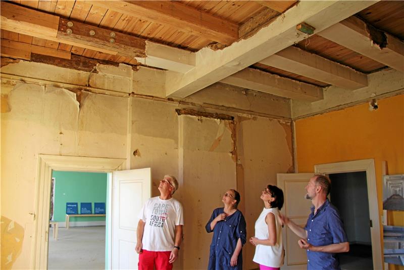 Blicke auf Wöltingeröder Architektur: Dr. Jörg Richter und Katja Hennig (v. re.) aus der Bauabteilung der Klosterkammer stehen Gästen aus Wiesmoor erklärend zur Seite.