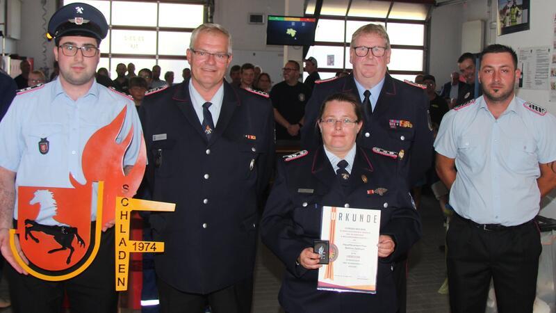 Jugendfeuerwehr Schladen feiert ihr 50-jähriges Bestehen Blicken auf 50 Jahre Jugendfeuerwehr Schladen zurück (v.li.): Marvin Simons, Thomas Mietzner, Bettina Dettbarn, Frank Myler und Marvin Fricke.