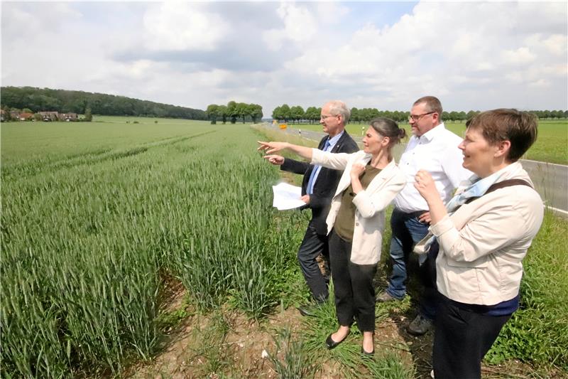 Blicken auf die Fläche, von der das Land ein Stück für den Bau eines neuen Feuerwehrhauses an die Gemeinde verkaufte (v.li.): Dr. Kurt Hasenpusch vom Amt für regionale Landesentwicklung, Ministerin Miriam Staudte, Bürgermeister Alf Hesse und Ulrike Witt, Landesbeauftragte für regionale Landesentwicklung Braunschweig. Foto: Gereke