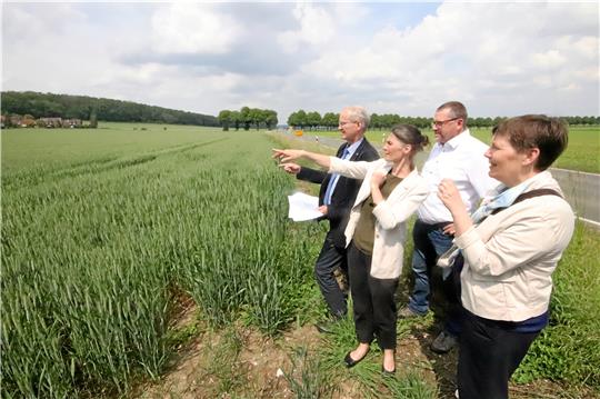 Blicken auf die Fläche, von der das Land ein Stück für den Bau eines neuen Feuerwehrhauses an die Gemeinde verkaufte (v.li.): Dr. Kurt Hasenpusch vom Amt für regionale Landesentwicklung, Ministerin Miriam Staudte, Bürgermeister Alf Hesse und Ulrike Witt, Landesbeauftragte für regionale Landesentwicklung Braunschweig. Foto: Gereke