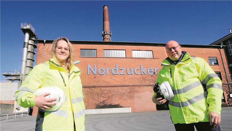 Nach der Havarie: Nordzucker investiert 20 Millionen in Schladen Blicken freudig angespannt und positiv auf die beginnende Rübenverarbeitung: Olivia Peiss vom Schladener Agricenter und Werkleiter Ulrich Overwin. Für beide ist es in Schladen ihre erste Kampagne.