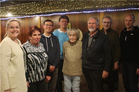 Blicken gemeinsam auf die Lage in den Sportvereinen (v.li.): Gesche Lindner, Barbara Smail, Frank Jennat, Ralf Otte, Hanne-Lore Bruns, Hans-Herwig Schlottke, Ulrich Lauermann und Lars Grollmisch. Foto: Jenzora
