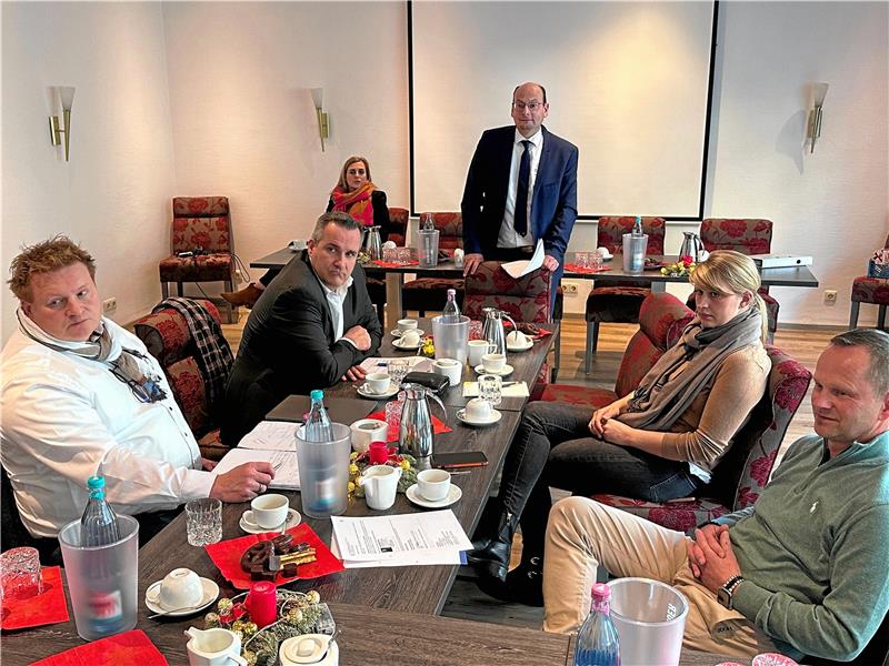 Harzburgs Wirte in Sorge: Kostet ein Schnitzel bald 28 Euro? Blicken nicht unbedingt hoffnungsfroh in die Zukunft: Die Dehoga-Vorstandsmitglieder Tom Rösgen (l.), Jochen Borchers (r.), Sophie Junicke (2.v.r.) und Mathias Wieczorek. Neben Rösgen Mark Alexander Krack vom Dehoga-Bezirksverband Braunschweig-Harz. Im Hintergrund Chantal Messchendorp von der BüLo-Group, die Photovoltaik-Anlagen installiert. Foto: Schlegel