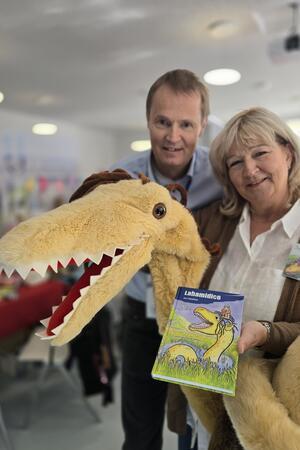Blickfang: Autor Jan Matthias mit Sandra Fülber und Fantasie-Tier Lahamidico.