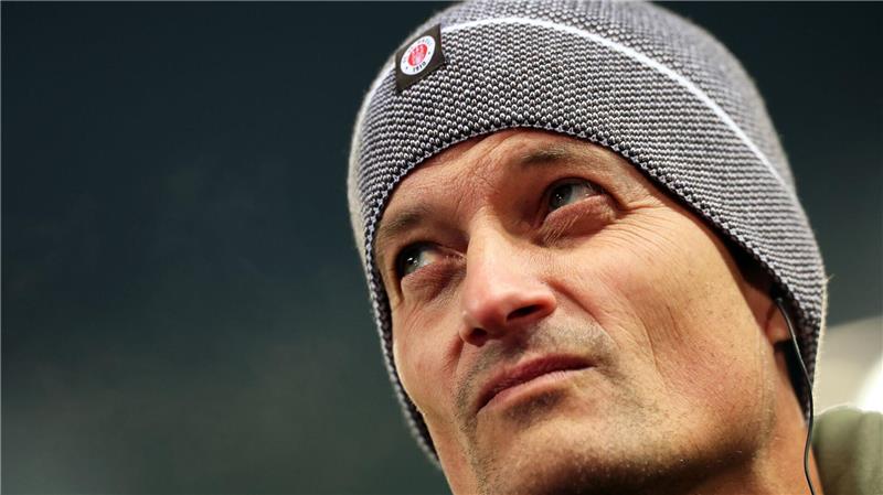 Nullnummer im Stadtduell: 0:0 zwischen St. Pauli und HSV Blickte vor dem Spiel skeptisch: FC St. Paulis Cheftrainer Alexander Blessin.