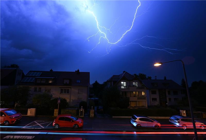 Starkregen führt zu Flugausfällen und vollgelaufenen Kellern Blitze entladen sich am Frankfurter Abendhimmel.