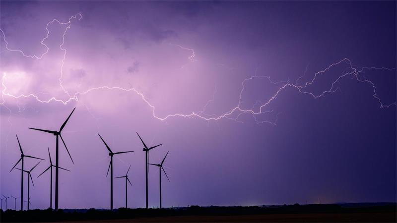 Blitze entladen sich am Himmel über Brandenburg.