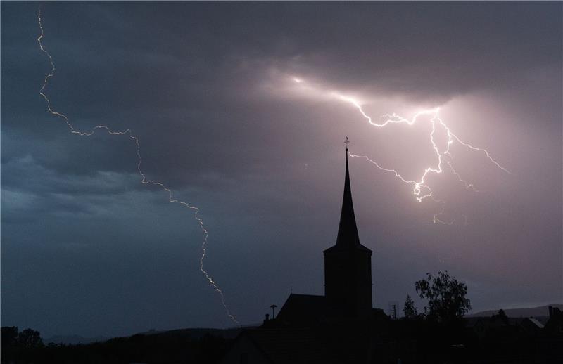 Blitze entladen sich aus einer Gewitterwolke.