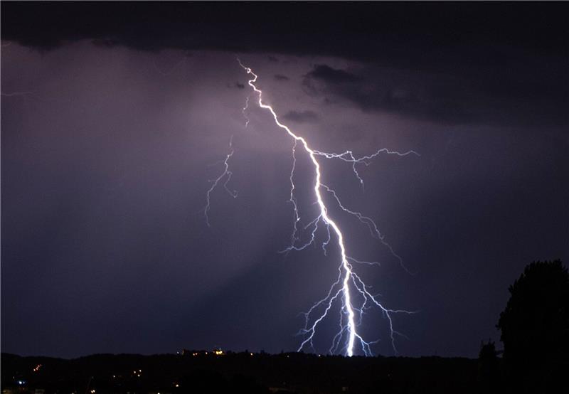 Blitze entladen sich während eines Gewitters.