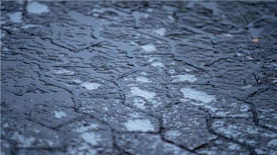 Blitzeis wird am Wochenende voraussichtlich nicht nur auf Gehwegen für spiegelglatte Böden sorgen. (Symbolbild)