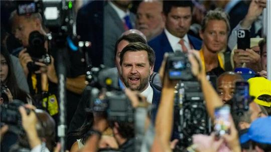 Blitzlichtgewitter für Trumps Vize: J.D. Vance wird beim Parteitag der Republikaner in Milwaukee von einer jubelnden Menge empfangen.