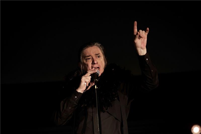 „Bescheuert” - Blixa Bargeld hält nichts von KI-Songtexten Blixa Bargeld schreibt seine Texte lieber selbst.