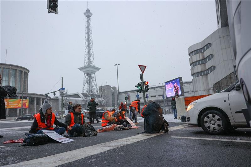Letzte Generation will Berlin „zum Stillstand” bringen Blockade der Letzten Generation am Dreieck Funkturm in Berlin.