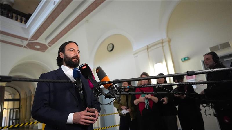 Blocks Verteidiger Ingo Bott gibt vor der Presse ein Statement ab.