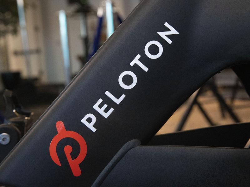 Bloß keine frische Luft: Peloton verkauft Fahrrad-Heimtrainer. Foto: Mark Lennihan/AP/dpa