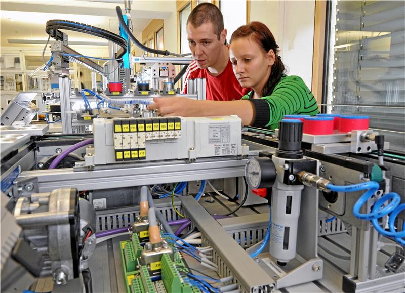 Personalnot: Goslars Handwerk sucht dringend Fachkräfte Bloß nicht den Überblick verlieren in Zeiten, in denen eine Lehre im Handwerk immer anspruchsvoller wird: Im Ausbildungszentrum der Siemens Professional Education (SPE) in Leipzig trainiert eine Auszubildende zur Elektronikerin unter den Augen ihres Ausbilders an einem modularen Produktionssystem. Archivfoto: Hendrik Schmidt/dpa