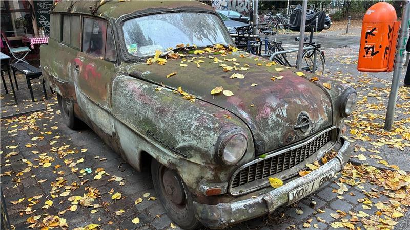 Wie lange fährt er noch? Rostlaube muss umziehen Bloß nicht waschen - dieser Opel ist ein Experiment.