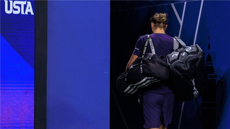 Bloß weg: Zverev trottete deprimiert aus dem Stadion.