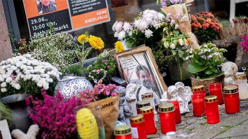 Blumen, Fotos und Kerzen am Tatort in Oldenburg erinnern an den Tod von Lorenz. Er starb durch Polizeischüsse. (Archivbild)  