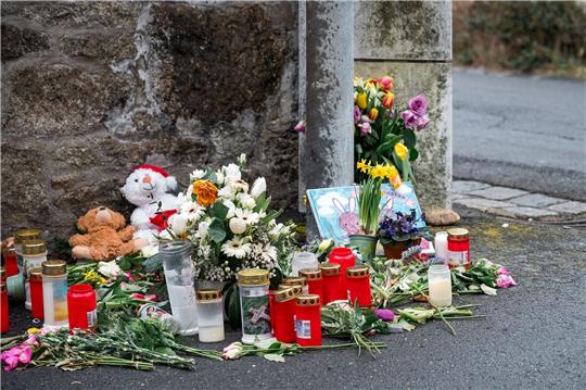 Blumen, Kuscheltiere und Kerzen vor dem Kinder- und Jugendhilfezentrum, in dem die Zehnjährige tot aufgefunden wurde.