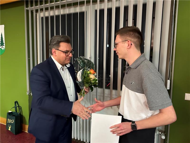 Blumen als Dank: Bürgermeister Wolfgang Langer verabschiedet Maximilian Stadel als Ratsmitglied.