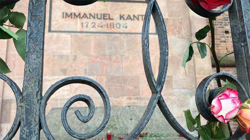 Blumen am Grabmal von Immanuel Kant zeugen von seiner anhaltenden Popularität. (Archivbild)
