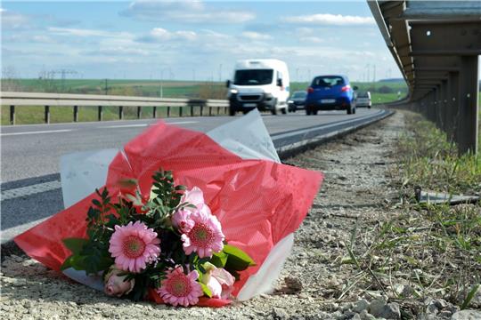 Blumen an der Unfallstelle an der Bundesstraße B247. (Archivbild) Foto: Michael Reichel/dpa
