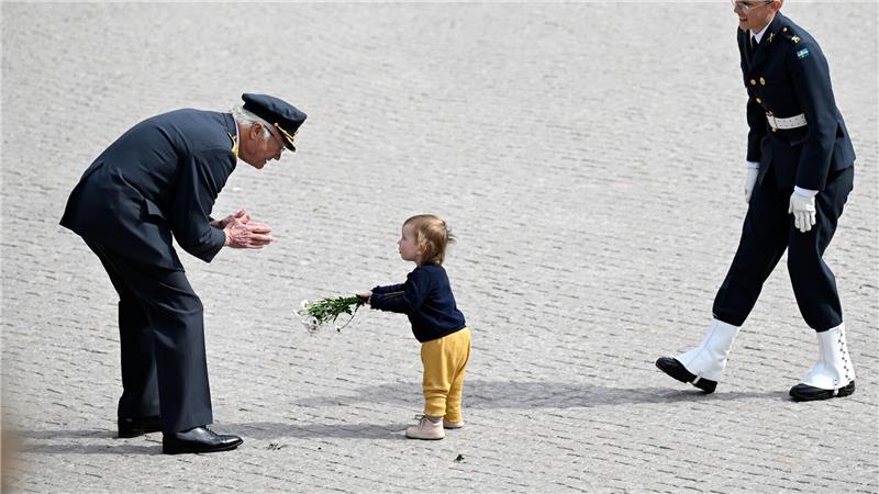 Blumen für den König: Ein kleines Kind gratuliert Carl Gustaf an seinem Ehrentag.