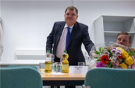 Blumen für den neuen Bürgermeister von Raguhn-Jeßnitz: Hannes Loth von der AfD.