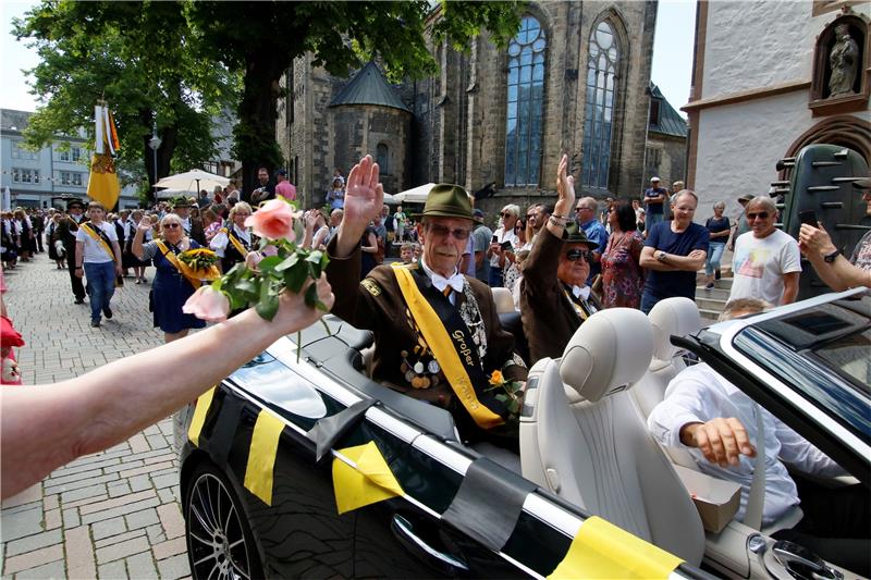 Goslarer Schützen sind ein Mittelpunkt im Jubiläumsumzug Blumen für die Könige: Beim großen Umzug zum Stadtjubiläum 1100 Jahre Goslar fallen auch die Goslarer Schützen mit ihren Majestäten besonders ins Auge. Foto: GZ-Archiv/Epping