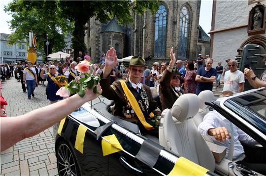 Blumen für die Könige: Beim großen Umzug zum Stadtjubiläum 1100 Jahre Goslar fallen auch die Goslarer Schützen mit ihren Majestäten besonders ins Auge. Foto: GZ-Archiv/Epping
