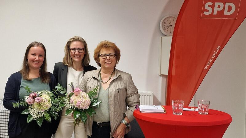 Beim SPD-Dialog in Goslar geht es um Personal und Gesetzesreformen Blumen für die Rednerinnen: Corinna Lange (v. l.) Donata Prietz und Renate Lucksch nach dem Kita-Dialog.