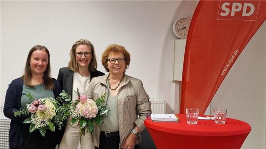 Blumen für die Rednerinnen: Corinna Lange (v. l.) Donata Prietz und Renate Lucksch nach dem Kita-Dialog.