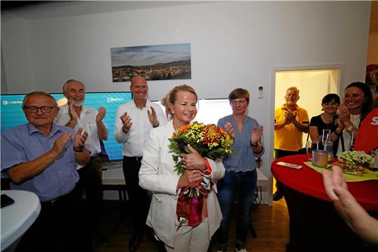 Blumen für die Siegerin, die aber noch nicht am Ziel ist: SPD-Kandidatin Urte Schwerdtner fährt noch am Sonntagabend mit 49,3 Prozent ein kaum für möglich gehaltenes Ergebnis ein. Beifall klatschen die Genossen Manfred Dieber, Eckhard Wagner, Martin Mahnkopf, Annett Eine und Hans-Joachim Bienert (v.li.). Fotos: Epping