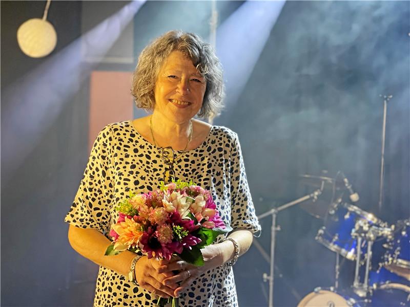 Goslars herziger Start in die Jutta-Schober-Abschiedswoche Blumen für die scheidende Chefin: Jutta Schober hat am Freitag ihre letzten fünf zehnten Klassen verabschiedet. Heute bekommt sie zum Start ihrer Tschüss-Woche jede Menge gute Wünsche aus dem fünften Jahrgang. Foto: Privat