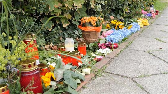 Blumen für die sechs Todesopfer von Stade.