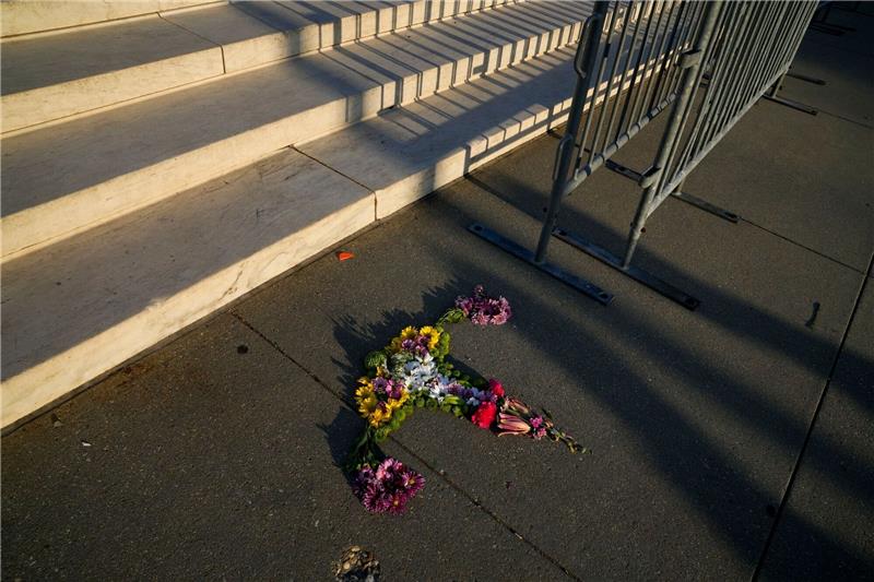 Blumen in Form einer Gebärmutter liegen vor den Stufen des Obersten Gerichtshofs in Washington.