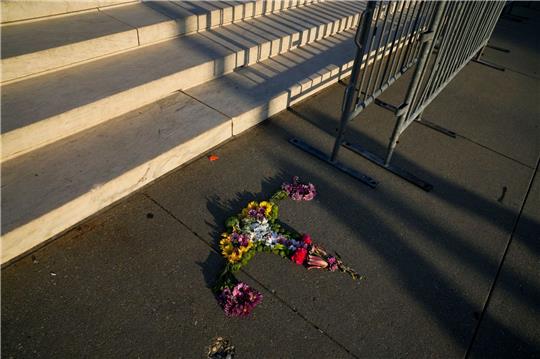 Blumen in Form einer Gebärmutter liegen vor den Stufen des Obersten Gerichtshofs in Washington.