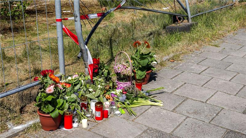 Versehen oder Mord? Prozess um totgefahrene Frau Blumen liegen am Tatort in Varel im Landkreis Friesland (Archivfoto). Der Prozess um einen mutmaßlich heimtückischen Mord mit einem Auto im Landkreis Friesland hat begonnen.